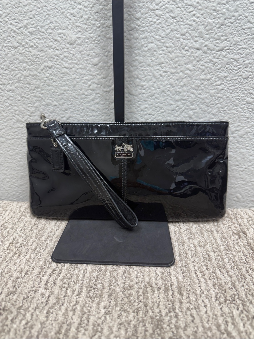 Coach Vintage Poppy Black Patent Leather Zip XL Wristlet with Logo Plaque-EUC